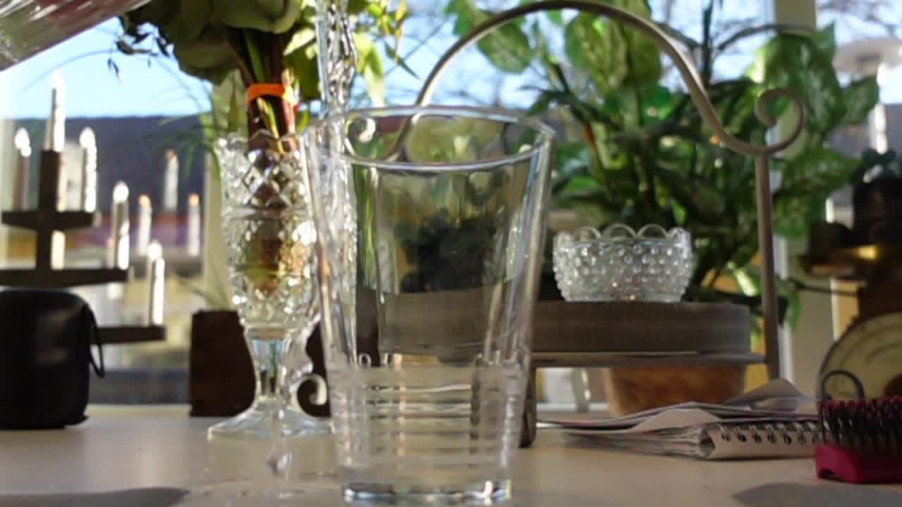 dos vasos de agua en cámara lenta
