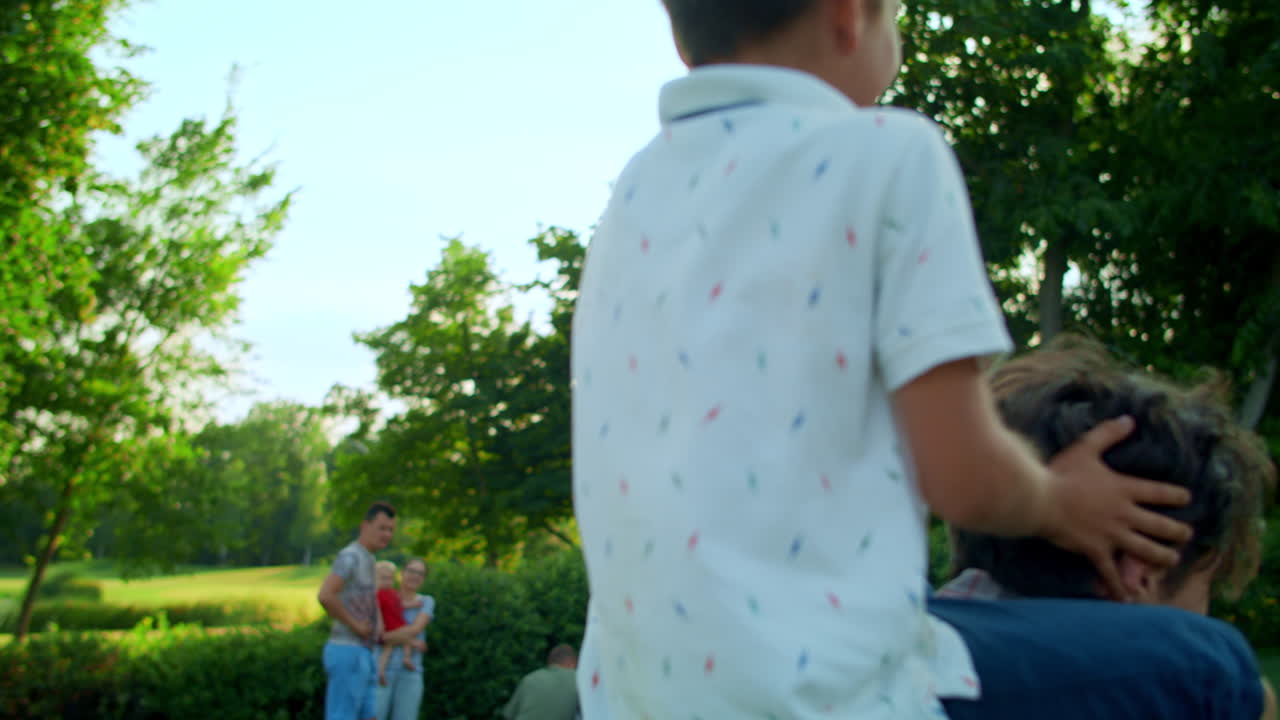 행복 한 아버지 는 아들 을 어깨 에 어지고 있다