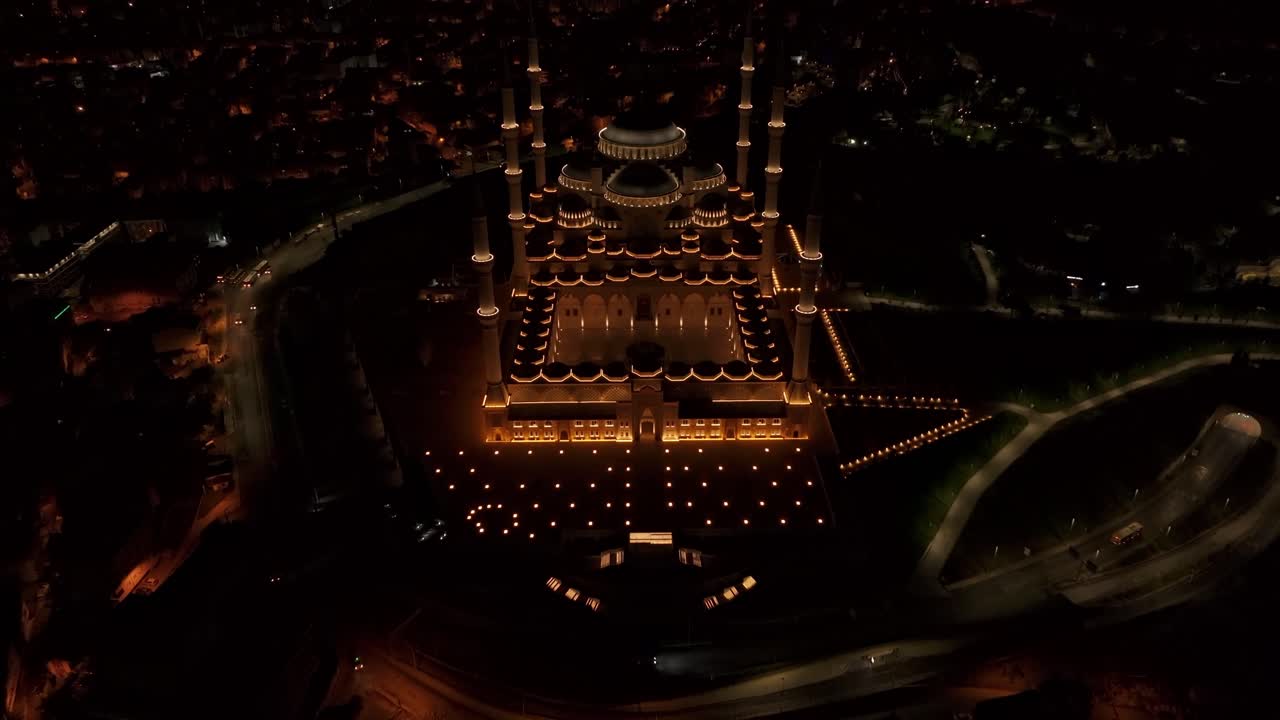 Veduta aerea notturna della Grande Moschea di Camlica a Istanbul, Turchia
