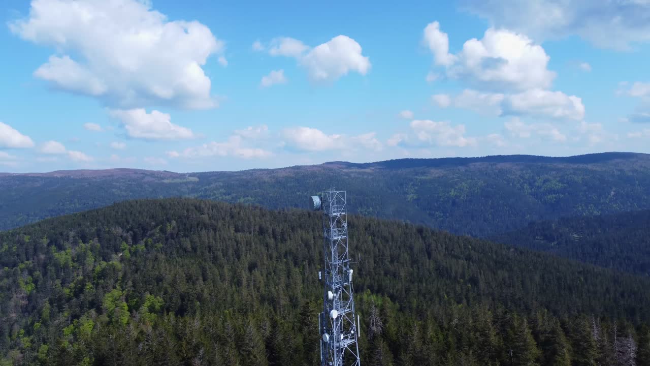 Vista aerea orbitale attorno a un pilone per antenna di telecomunicazioni 5G tra la foresta di montagna a Sérichamp, Vosgi, Francia, 4K.