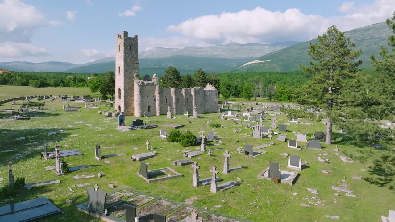 vista aérea de la antigua iglesia y el cementerio por la naturaleza verde en cetina, croacia