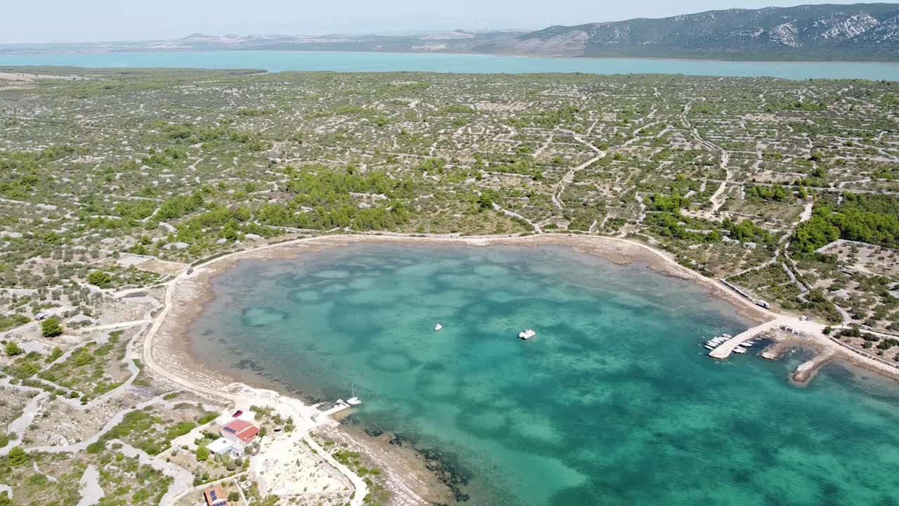 bahía cercana a las islas kornati y al lago vrana en betina dalmacia, croacia - vista aérea de drones