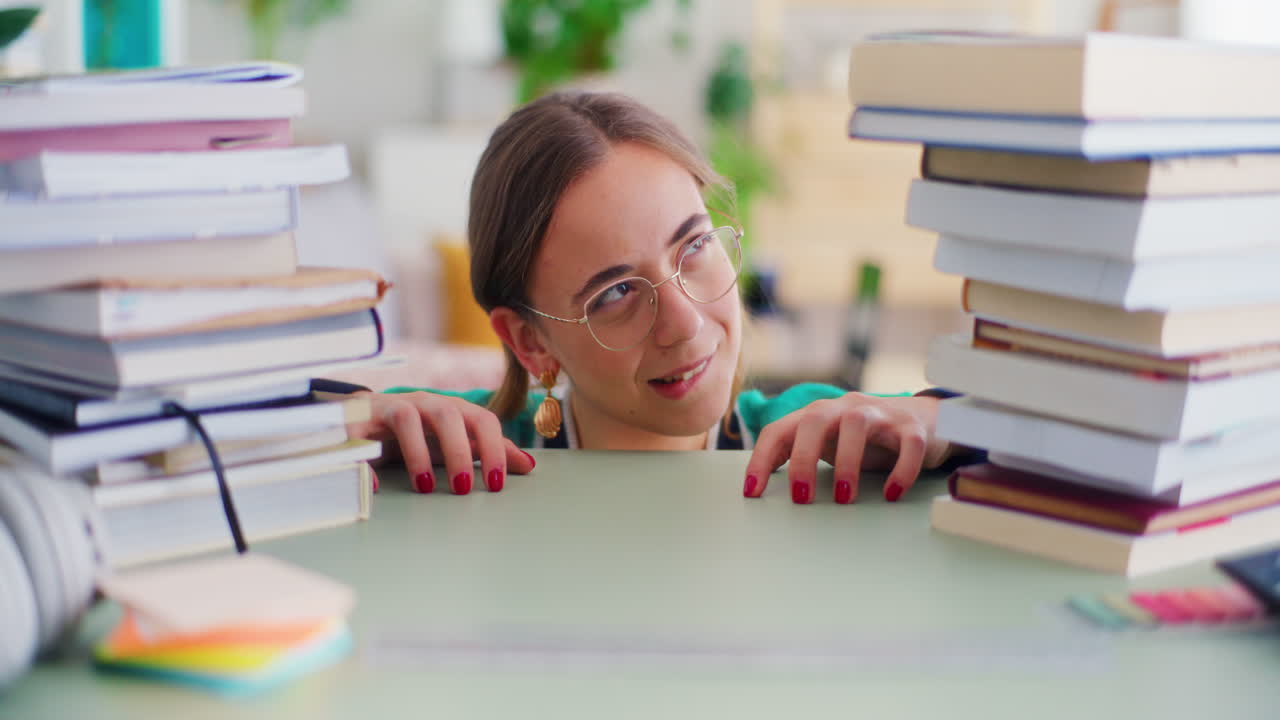 retrato de un estudiante curioso con una pila de libros para leer