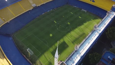 Mannschaften-Trainieren-Im-Bombonera-Stadion-Der-Boca-Juniors-In-Buenos-Aires,-Argentinien