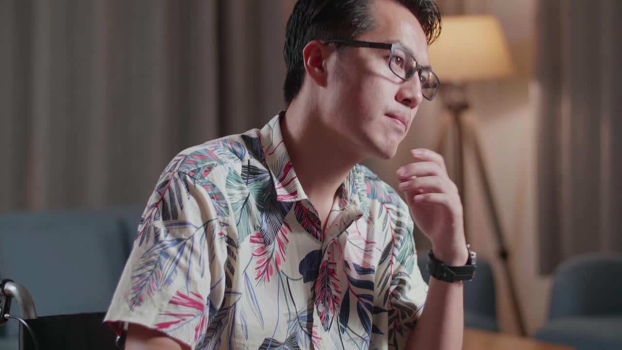 집에서 깊은 생각에 빠진 남자