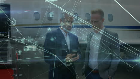 animación de redes de conexiones sobre personas de negocios que usan teléfonos inteligentes en el aeropuerto