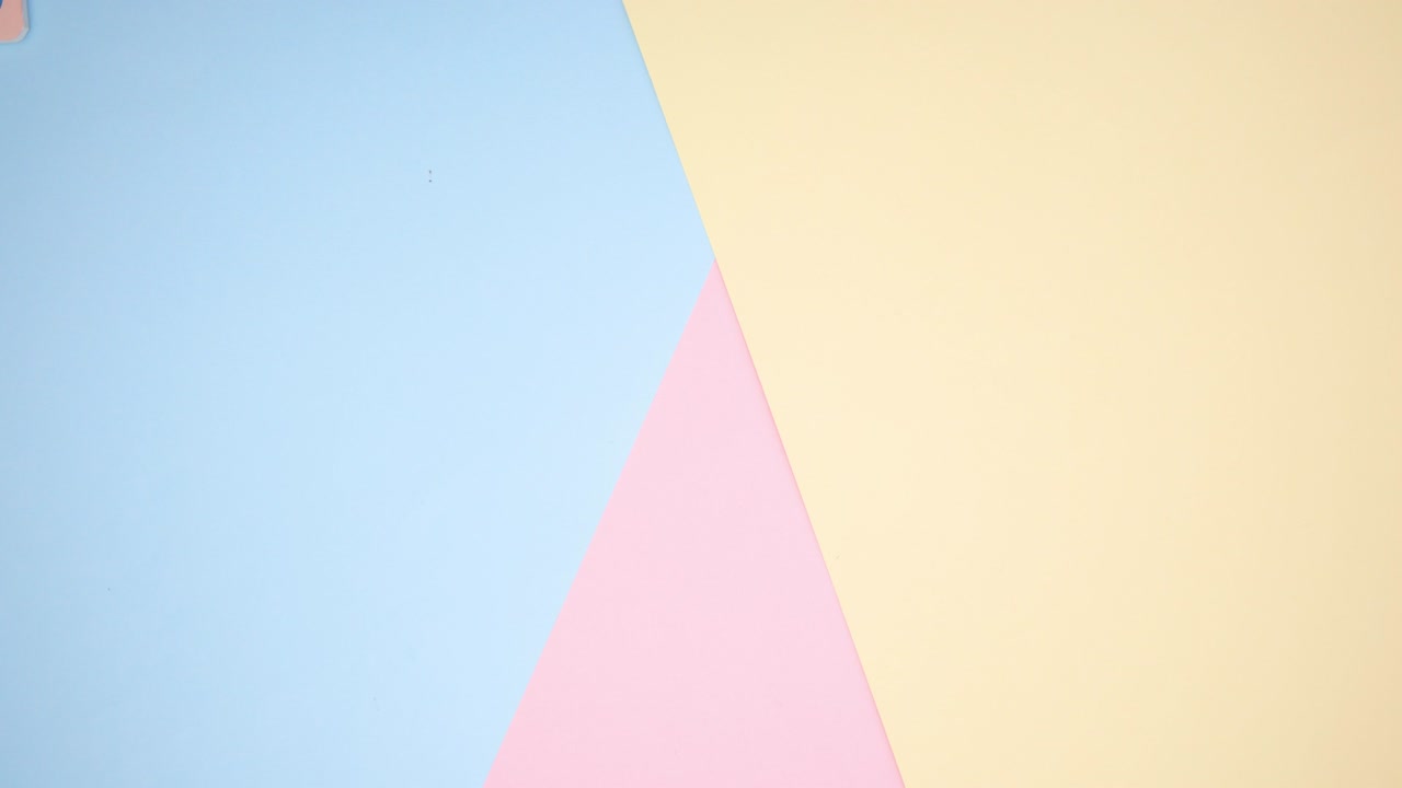 메이크업 제품은 파스텔 바탕에 나타납니다.