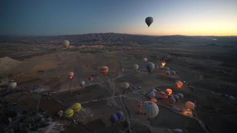 globos de aire caliente y paisaje de capadocia al amanecer, paracaídas voladores y llamas de quemador, vista aérea de la canasta de globos de aire caliente