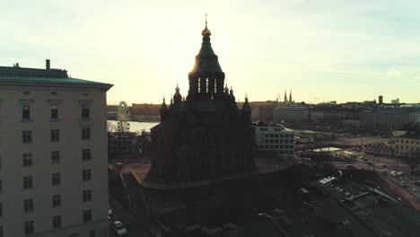 Toma-Aérea-De-Una-Iglesia-En-Helsinki-Durante-La-Puesta-De-Sol