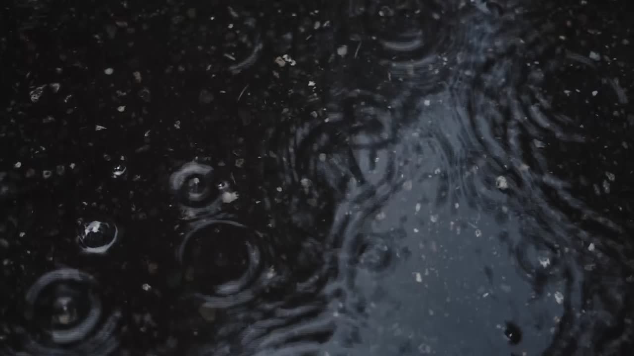 lluvia haciendo un charco y burbujas y ondas