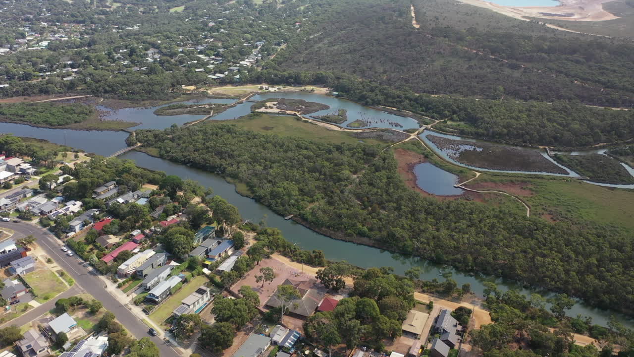 la antena gira sobre una exuberante y natural coogoorah res en anglesea, australia