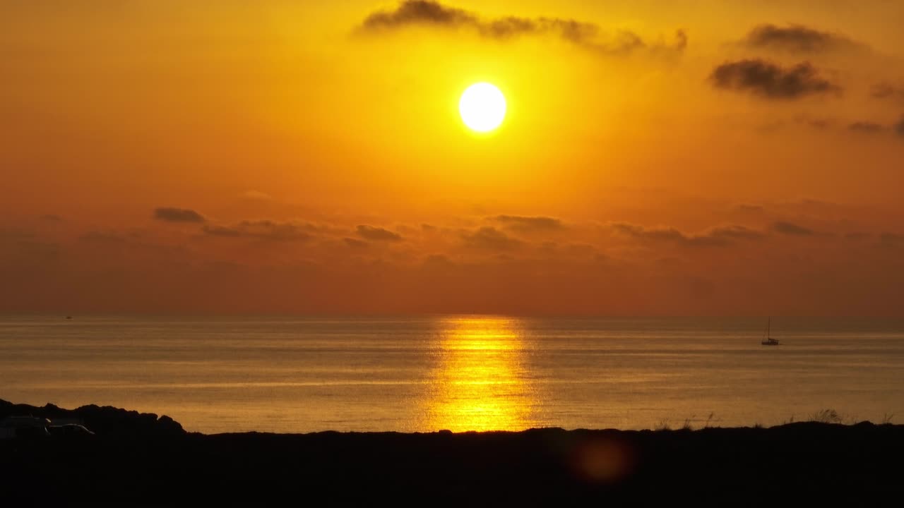 매너카 의 사 니차 천연 항구 위 에서 해가 뜨는 놀라운 오렌지색 하늘
