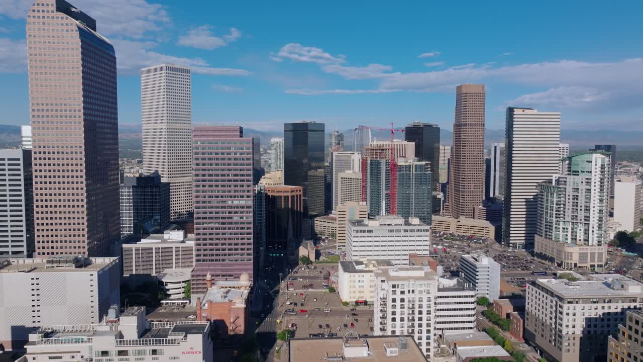 Sorvolo aereo sul quartiere finanziario di Denver a mezzogiorno, inquadratura aerea panoramica a mezzogiorno, Colorado, USA.
