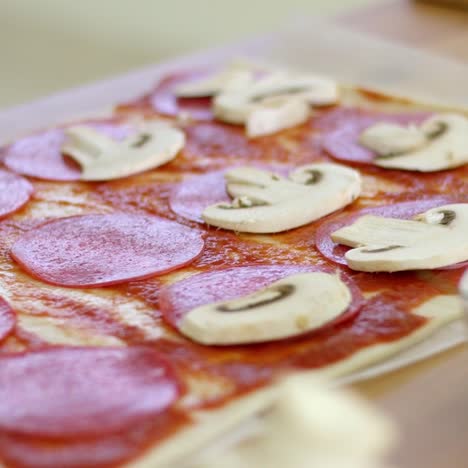 mujer haciendo una deliciosa pizza de pepperoni