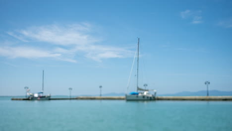 Kleiner-Hafen-Mit-Booten-In-Griechenland