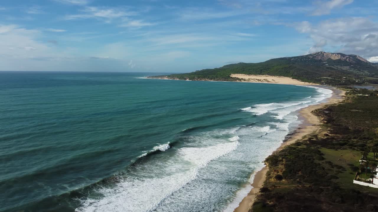 paisaje exótico del océano atlántico con villas blancas privadas cercanas, vista aérea
