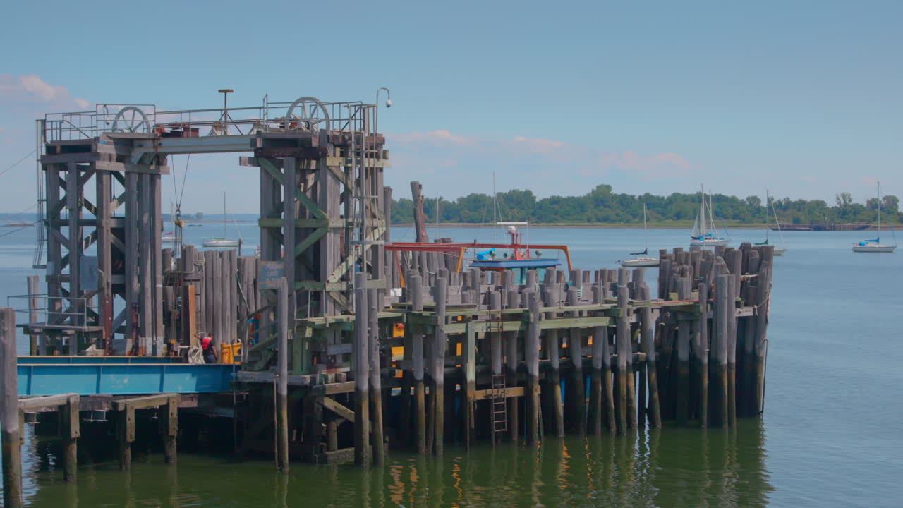 나무 프레임으로 도시 섬에 도킹