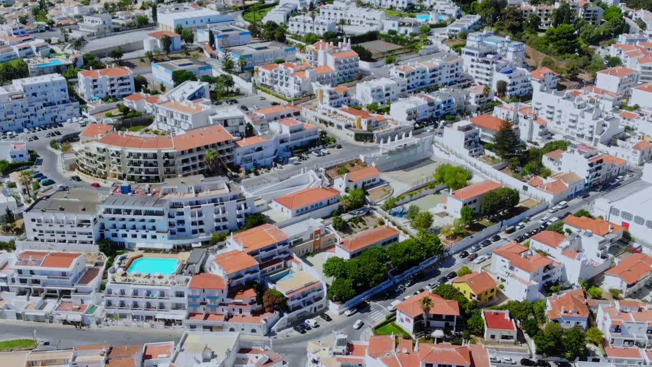 드론이 마을 위를 기울어  ⁇ 습니다.