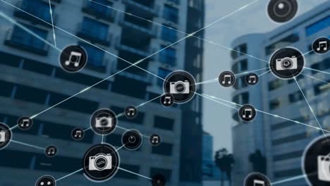 red de iconos digitales contra edificios altos en el fondo