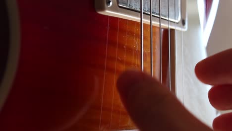 Auf-Einer-Cherry-Sunburst-Les-Paul-Gitarre-Zählt-Das-Fingerpicking-Nichts-Anderes