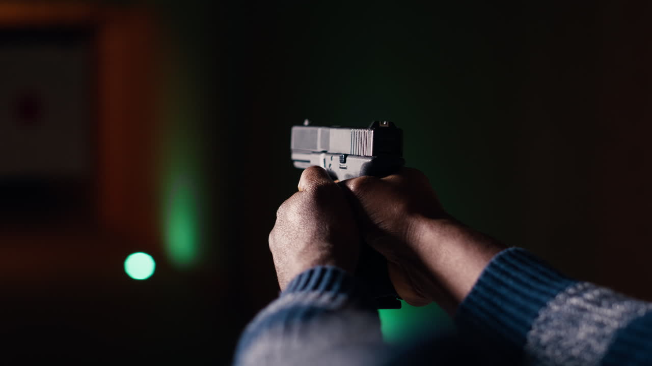 el cliente del campo de tiro está comprobando si disparó a bullseye.