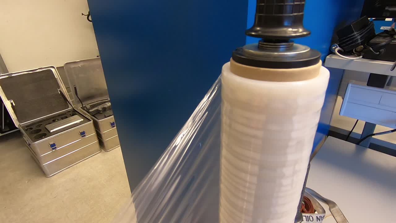 포장 플라스틱을 떼어냅니다