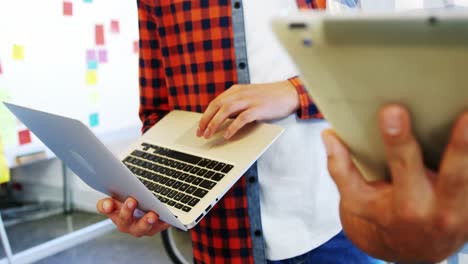 Führungskräfte-Nutzen-Laptop-Und-Digitales-Tablet-Im-Büro