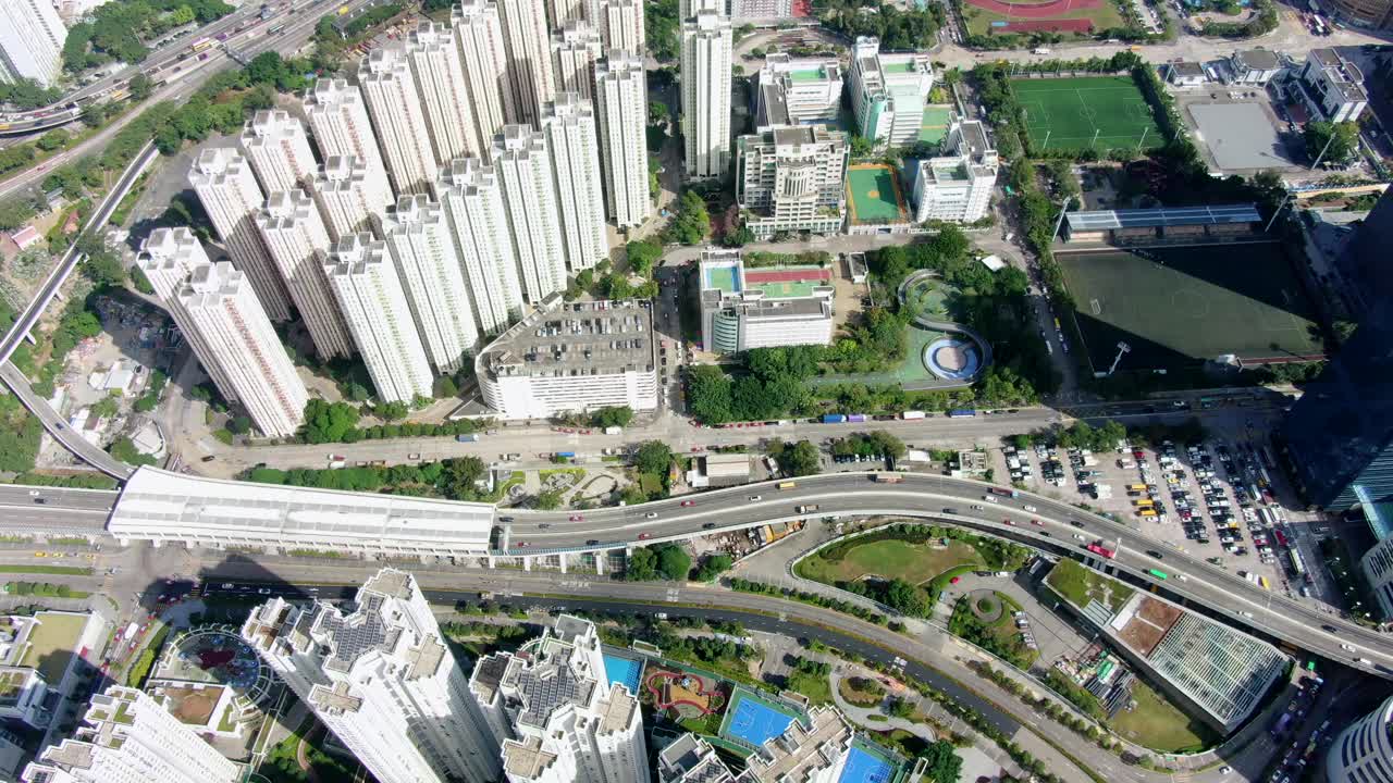 área urbana de kowloon en el centro de hong kong, vista aérea de arriba hacia abajo con tráfico y rascacielos de la ciudad