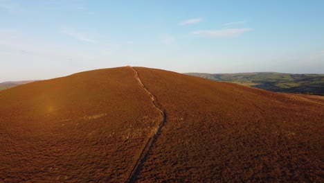 Wunderschöne-Sonnenuntergangsaufnahmen-Aus-Der-Luft-über-Moorland-Mit-Wanderpfad-Auf-Holdstone-Im-Norden-Von-Devon,-Großbritannien,-4k