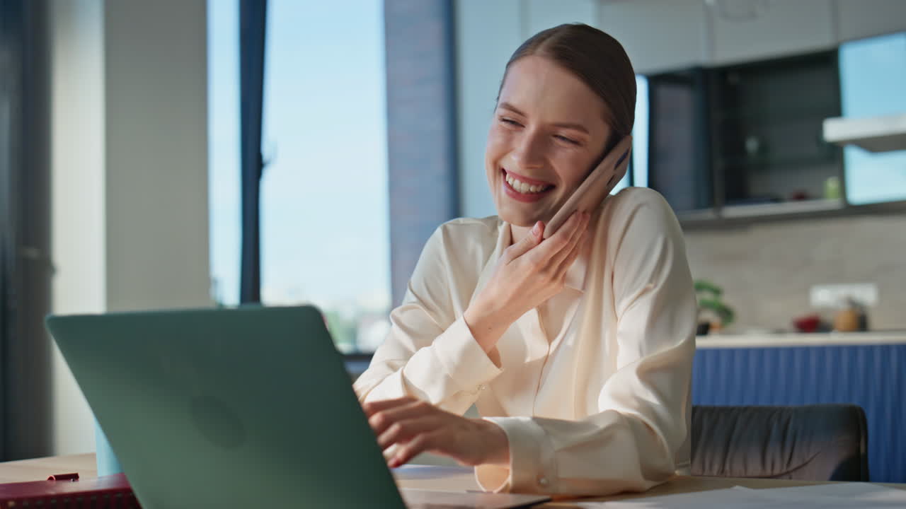 自宅のオフィスで携帯電話でタイピングするプロフェッショナルな女性