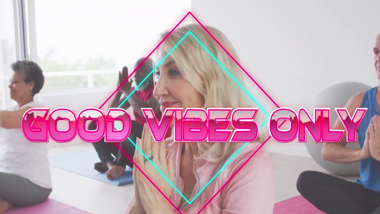 buenas vibraciones sólo texto contra dos ancianos pareja diversa practicando yoga y meditación en casa