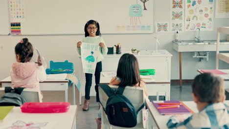 Schule,-Präsentation-Und-Kinder-Mit-Fragen