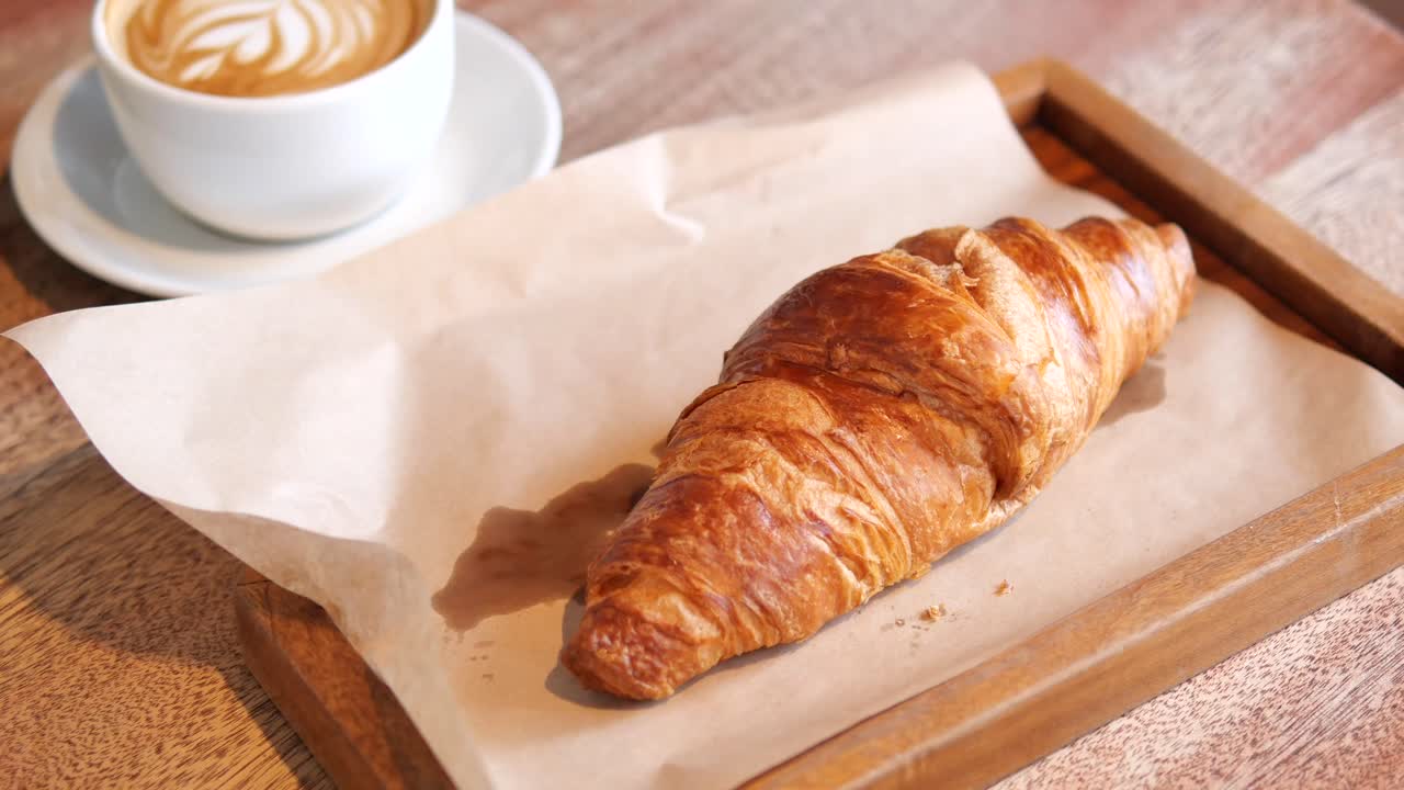 Sequenza colazione: Cornetto e caffè.