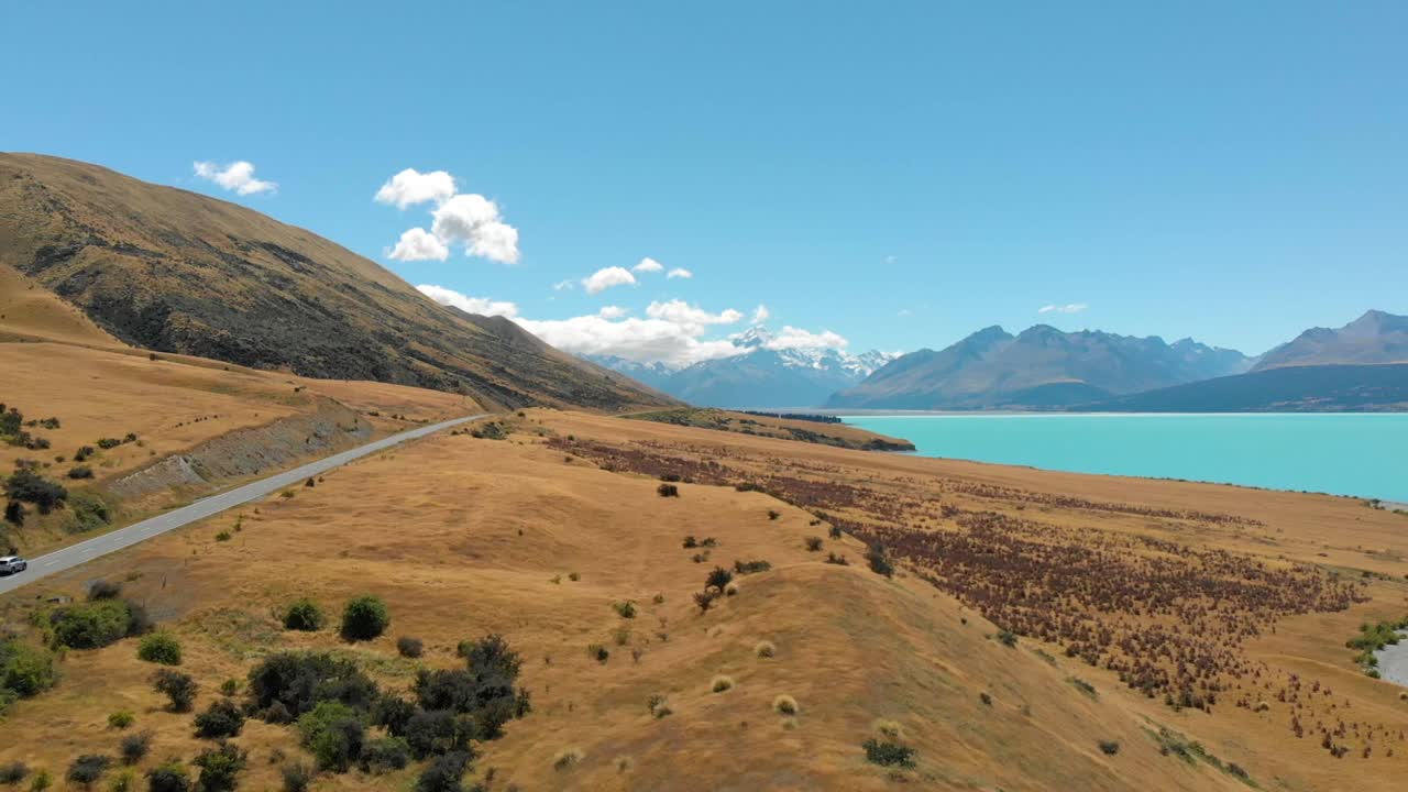 vista aérea del lago pukaki y una carretera que apunta al monte cook