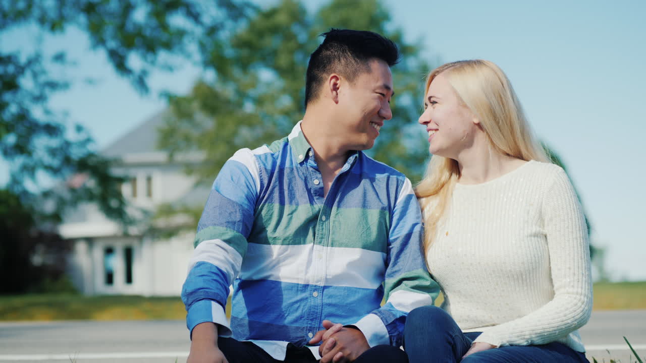 집에 의해 아시아 남자와 백인 여자