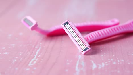 máquinas de afeitar rosadas desechables