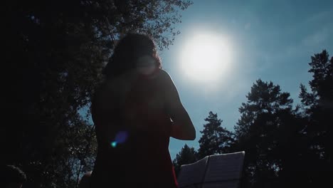 Una-Joven-Violinista-Bonita-Tocando-El-Violín-Como-Parte-De-Un-Grupo.