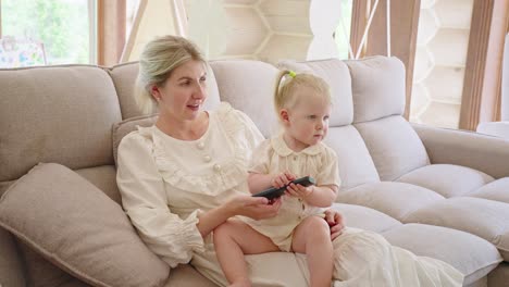 madre e hija viendo la televisión