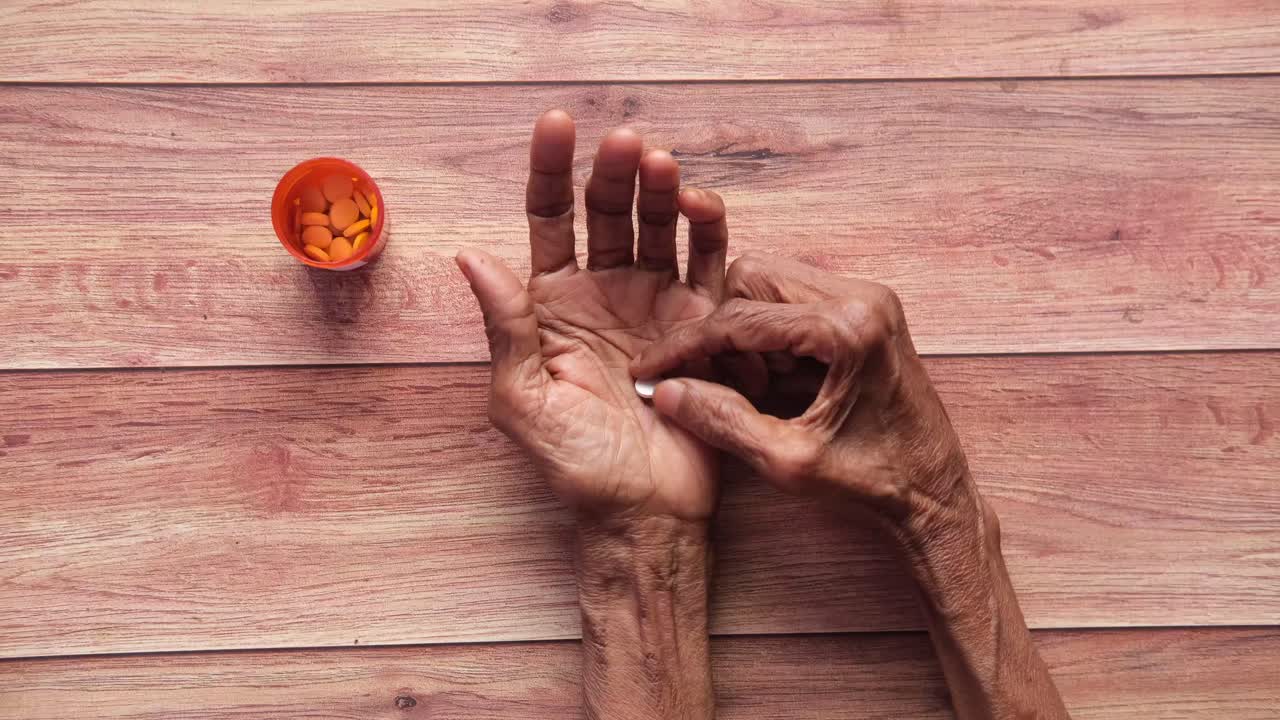 Ældre person tager medicin