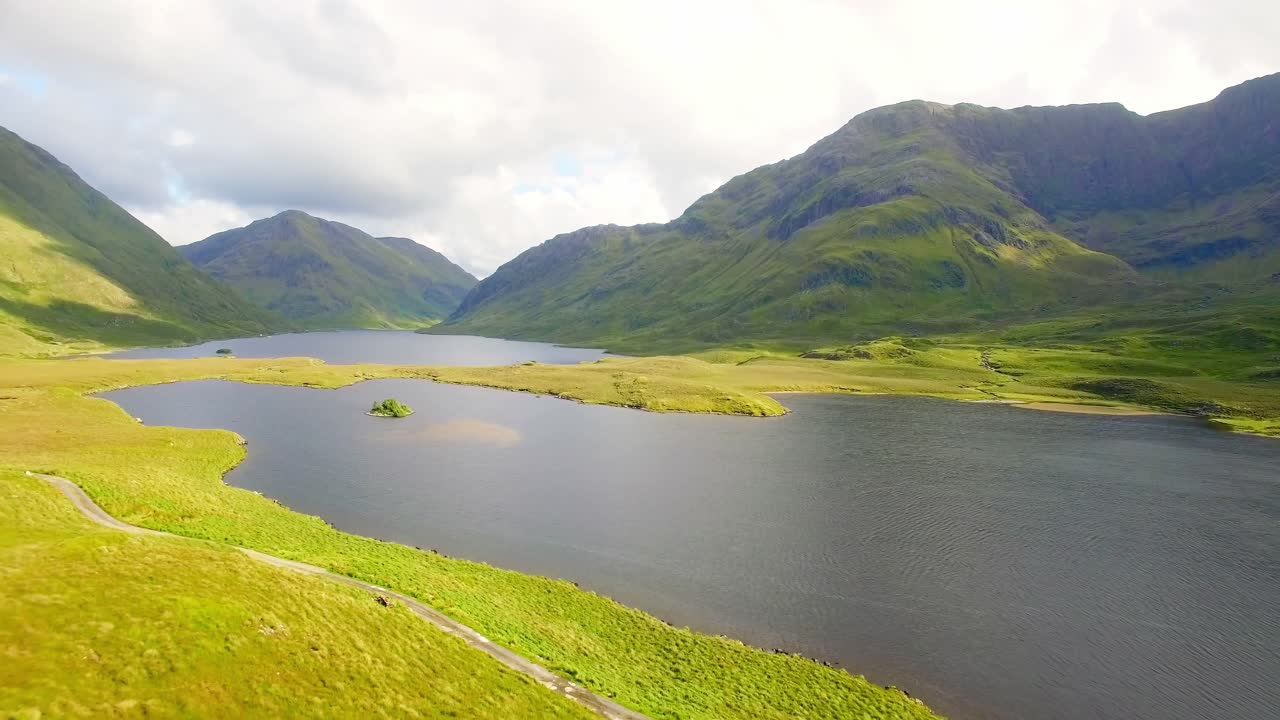 초원 과 호수 를 가진 아름다운 산맥 4k