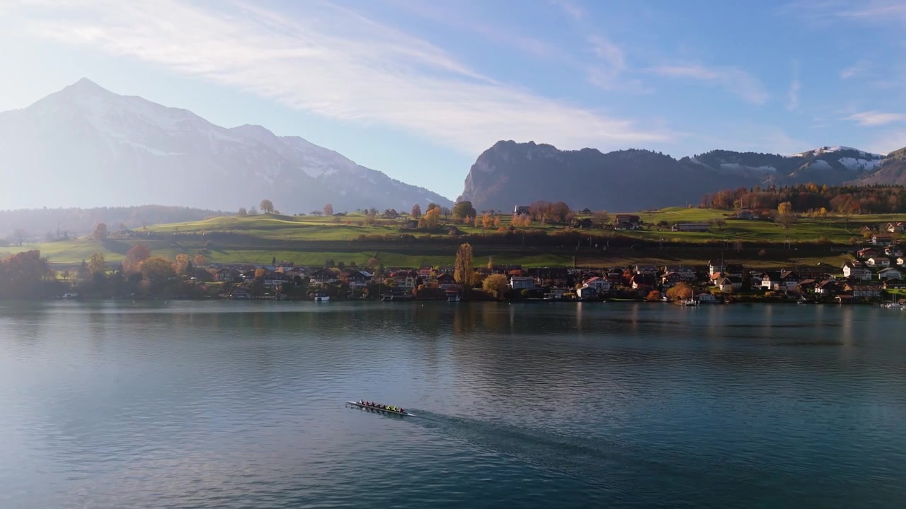 Volo di drone sul lago di Thun in una mattina di novembre con canottieri di passaggio.