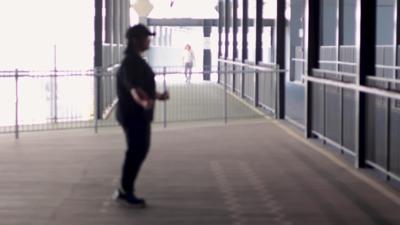 individuo realiza ejercicios de salto de cuerda al aire libre