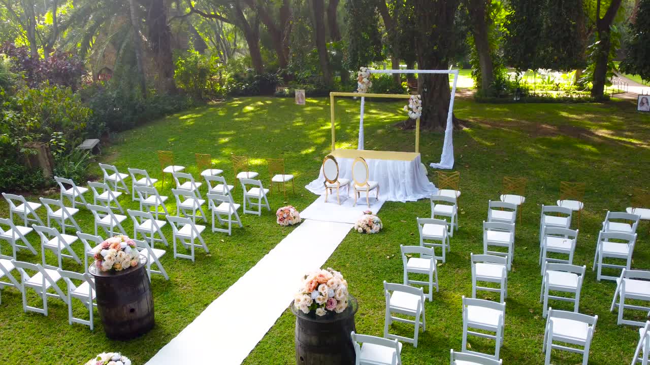 장식 스타일과 결혼식 주제를 결정한 후 이제 쇼핑을 시작할 시간입니다.