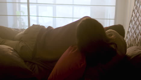 pareja jugando en casa