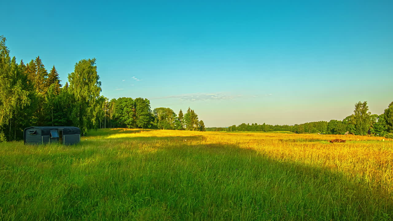 장엄한 녹색 평평한 초원 위의 클라우드 스케이프 흐름