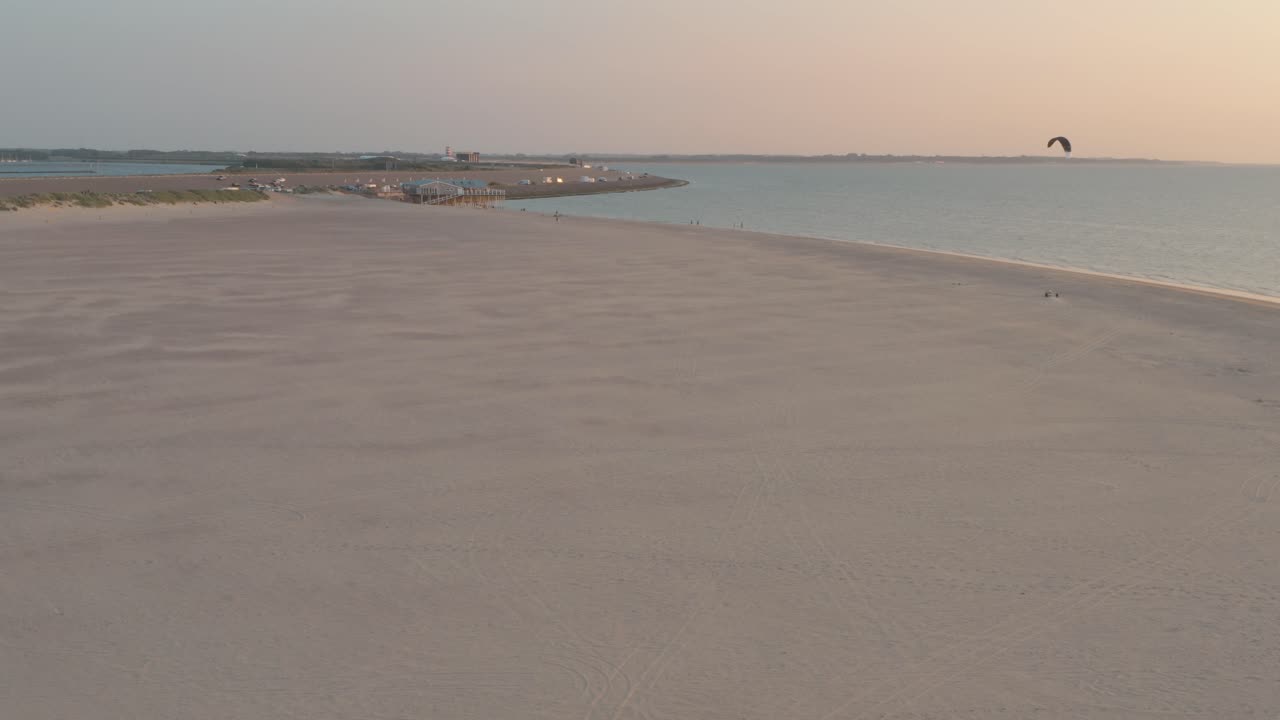 시네마틱 드론 - 네덜란드 북해의 질랜드에서 버기카이팅과 함께 일몰의 녹색과 모래 자연 해변의 공중 촬영, 30p