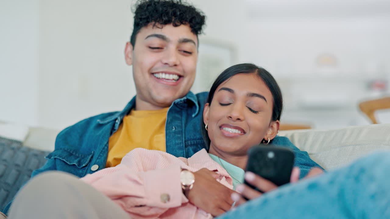 teléfono, sonrisa y pareja hablando en casa viviendo