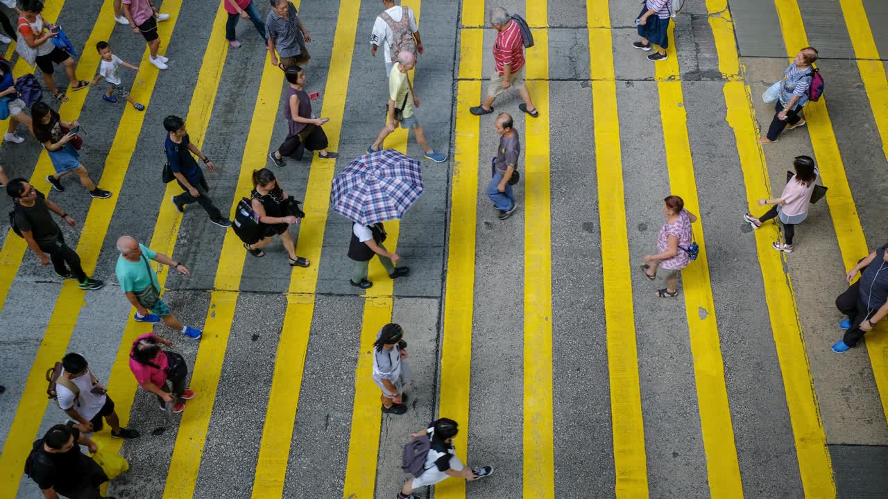 Attraversamento pedonale e veicolare trafficato a Hong Kong - time lapse