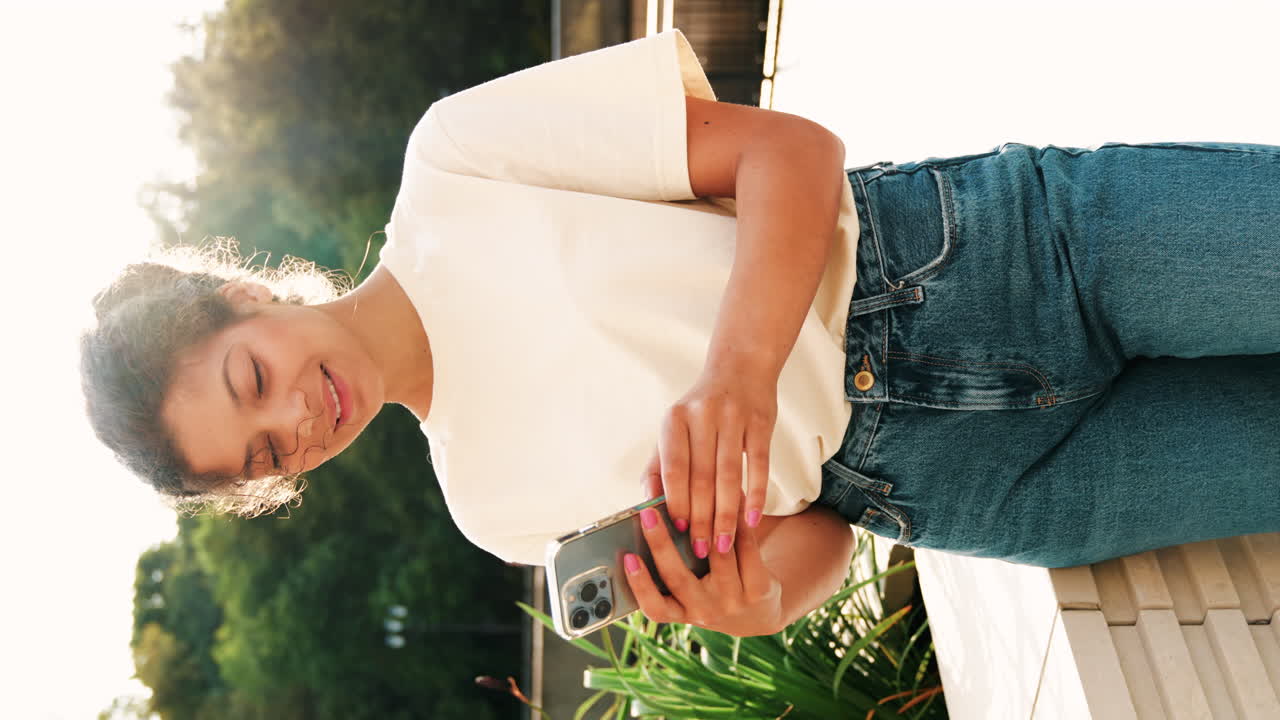 mujer joven usando teléfono inteligente al aire libre