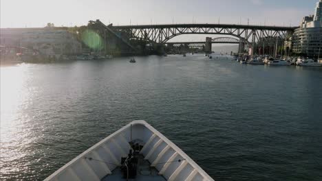 Vancouver-Granville-Island-Bridge,-Auf-Einer-Bootsyacht